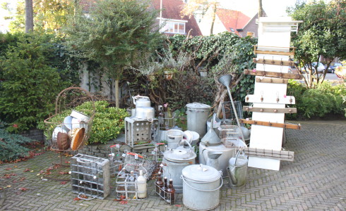 Foto: zinken bakken, ketels en gieters van Jantje Margien, de leukste brocante winkel van Amersfoort