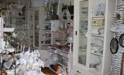 Foto: servies (wit of met bloemetjes) van Jantje Margien, de leukste brocante winkel van Amersfoort